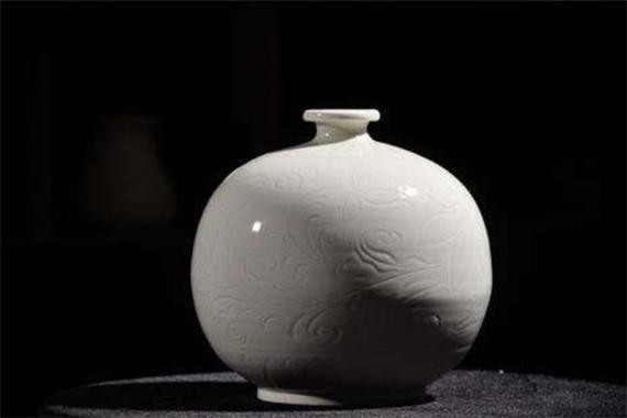 采用独特的釉料烧制而成,在世界的陶瓷史上都有着举足轻重的历史意义