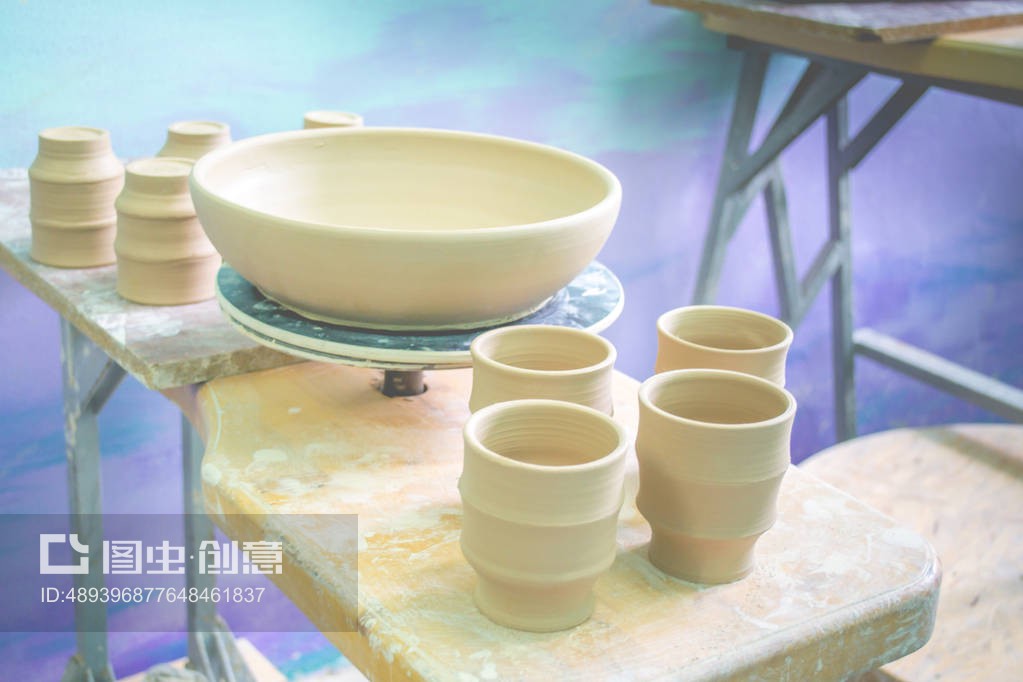 陶瓷粘土产品站在货架上特写,宏观Ceramic clay products stand on the shelf close-up, macro