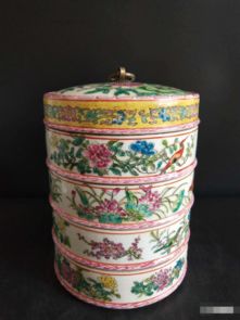 欣赏中华传统陶瓷工艺品,画功生动传神,色彩柔和靓丽,釉水莹润