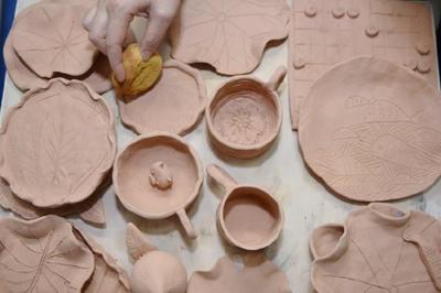 精彩!大学生现场制作乐烧陶艺作品