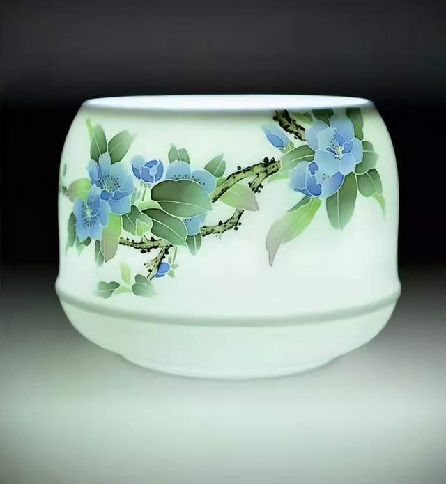 中国陶瓷艺术大师杨雅琴 涉笔成趣,跃然瓷上